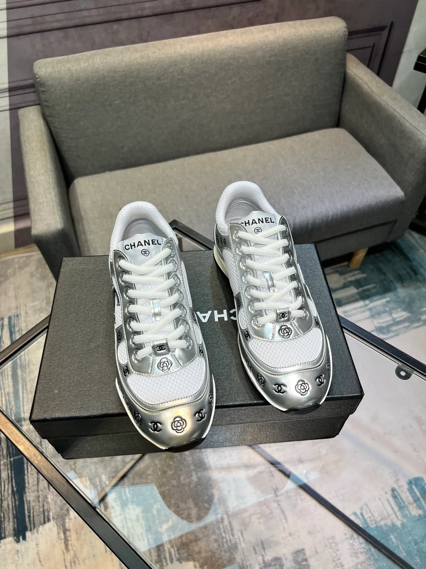 Men's men's shoes 💰640 Exclusive real shot (top version) CHANEL Chanel 2025ss color matching thick-soled casual sports shoes and sneakers. The counter is synchronized. The counter is very popular. A shoe that is very difficult to buy. The most popular thick-soled panda shoes on the Internet. It can be imagined that Xiaoxiang control can't miss it. It has both good looks and comfort. Simple and versatile white shoes. The thick sole increases the height and is super versatile. Close your eyes and wear it. Whoever wears it will look better. Upper: calfskin Lining: imported sheepskin lining Outsole: TPU original outsole Size: 35-44 (customized for women 41 and 40, and 45 for men)